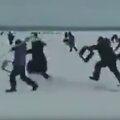 Ėmus skilti ežero ledui minia žvejų suskubo evakuotis