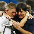 Bastianas Schweinsteigeris ir Vokietijos futbolo rinktinės treneris Joachimas Loewas džiaugiasi pergale