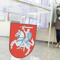 Lietuvoje prasidėjo savivaldų rinkimai &ndash; žmonės plūsta į rinkimų apylinkes.