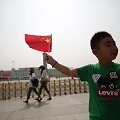 Berniukas su Kinijos vėliava Tiananmeno aik&scaron;tėje