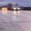 Vilniuje gatvės virto čiuožykla, žmonės įstrigo didžiulėse spūstyse