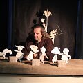 &bdquo;Lietuvi&scaron;ka pasaka APIE TRIS SESERIS&ldquo; &ndash; tai jau trečias jauno teatro spektaklis, kurio aktorius režisierius bei dailininkas Linas Zubė kūrybinio įkvėpimo semiasi lietuvių liaudies pasakose ir kalba apie kitokį, nestandartinį žmogų, vienų vadinamą tiesiog kvailiu, kitų &ndash; i&scaron;minčiumi.