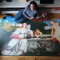 Marija Bunkaitė prie 292,5 x 135 cm, 13 224 detalių dėlionės, kurią sudėjo per karantiną