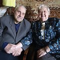 Dar ir po 65-erių drauge praleistų metų Jono ir Jadvygos meilė gyva. Jie &scaron;iltai glaudžiasi vienas prie kito, laikosi už rankų