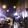 Belgijos pareigūnai &scaron;alia tos vietos, kur buvo surengta antiteroristinė operacija.