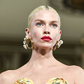 &bdquo;Carolina Herrera&ldquo; 2023 m. pavasario ir vasaros kolekcijos modelis