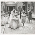 Princesė Diana, ant rankų laikanti Clementine Hambro, ir karalienė Elizabeth II Bakingamo rūmuose (1981 m.)