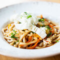 Udon makaronai su daržovėmis ir apelsinų Hoisin padažu