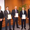 I&scaron;skirtinai vyri&scaron;ką &bdquo;Metų prokurorų&ldquo; laimėtojų kompaniją (viduryje i&scaron; kairės): A.Stanislovaitį, Z.Tuli&scaron;evskį ir V.Kukaitį pasveikino generalinis prokuroras D.Valys (de&scaron;inėje) ir konkurso iniciatorius prokuroras S.Galminas(kairėje), įteikdami garbės ra&scaron;tus ir vardines dovanas.