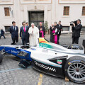 Pirmą kartą istorijoje: popiežius Pranci&scaron;kus Romoje palaimino &bdquo;Formulės E&ldquo; automobilį