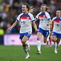 Lauren Hemp ir Anglijos futbolininkės &scaron;venčia Europos čempionių titulą