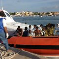 I&scaron;sigelbėję žmonės i&scaron; nuskendusio migrantų laivo &scaron;alia Lampedūzos salos