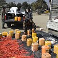 Pareigūnai apžiūrinėja sunkvežimyje rastas medžiagas.