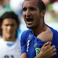 Giorgio Chiellini rodo ant peties likusias Urugvajaus futbolininko Luiso Suarezo kandimo žymes