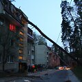 Vilniuje, Mildos gatvėje ant 33 namo vakare užvirto pu&scaron;is, pralaužė daugiabučio namo stogą, nulaužė elektros stulpus.