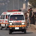 Pakistano greitosios pagalbos automobiliai prie armijos mokyklos 