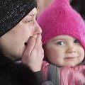 Verkia Debalcevės miestą paliekanti moteris