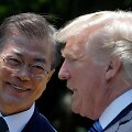 Moon Jae-Inas (kairėje) ir Donaldas Trumpas