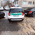Taikos pr. Kaune ant pėsčiųjų tako stovintys automobiliai