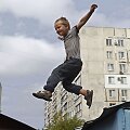 Mariupolyje berniukas &scaron;okinėja ant metalinių garažų stogų