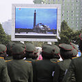 &Scaron;iaurės korėjiečiai stebi balistinės raketos paleidimą