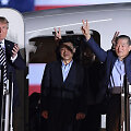 Paleisti amerikiečiai nusileido JAV, kur juos pasitiko D.Trumpas