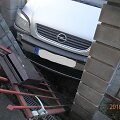 Kaune &bdquo;Opel&ldquo; atsitrenkė į mūrinę namo tvorą