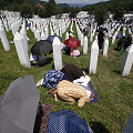 Bosnijos musulmonai laidoja dar 35 Srebrenicos žudynių aukas