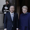 Lietuvos Respublikos Prezidentė Dalia Grybauskaitė susitiko su pirmą kartą Lietuvoje vie&scaron;inčiu Jungtinių Tautų (JT) Generaliniu Sekretoriumi Ban Ki-moonu. 