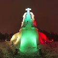 Lietuvos vėliavos spalvomis ap&scaron;viestas &bdquo;Trijų kryžių&ldquo; paminklas