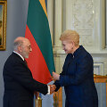 Prezidentė dailininkui Samueliui Bakui įteikė valstybės apdovanojimą