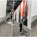 Mugės darbuotoja nuvalo tekstą po Eriko Bulatovo kūriniu parodoje &bdquo;Art Basel Unlimited 2025&ldquo;