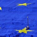 Didžiulė Europos Sąjungos vėliava prie Rumunijos parlamento 