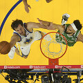 Nemanja Bjelica (kairėje) praėjusį mėnesį su &bdquo;Golden State Warriors&ldquo; tapo NBA čempionu.