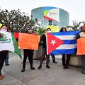 Aktyvistai Los Andžele protestuoja prie&scaron; JAV sprendimą nnepakviesti Venesuelos, Kubos ir Nikaragvos į vir&scaron;ūnių susitikimą.