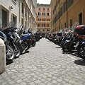 Europos didmiesčiuose ant &scaron;aligatvių sustatyti motociklai &ndash; įprastas vaizdas.