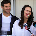 Jacinda Ardern ir jos partneris Clarke'as Gayfordas