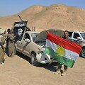 Kurdų kovotojai prie bėgančių IS džihadistų paliktų automobilių 