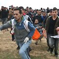 Tūkstančiai Gazos Ruožo gyventojų dalyvauja proteste prie Izraelio sienos