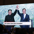 &Scaron;iaurės ir Pietų Korėjos lyderiai: Kim Jong Unas ir Moon Jae-inas 