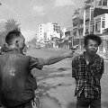 Eddie Adamso fotografija: Nguyen Ngoc Loano &scaron;ūvis Nguyen Van Lemui į galvą.