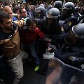 Riau&scaron;ių policija neleidžia katalonams balsuoti. 