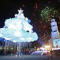 Kaunas įžiebė pagrindinę miesto eglę, kurią jau spėta pavadinti &bdquo;debesų egle&ldquo;.