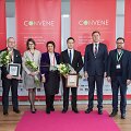 Geriausiais pripažintų Lietuvos vie&scaron;bučių atstovai ir Lietuvos vie&scaron;bučių ir restoranų asociacijos prezidentė (viduryje) Evalda &Scaron;i&scaron;kauskienė.