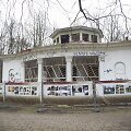 Vilniaus pilių teritorijos ir įvairių Lietuvos istorijos laikotarpių vaizdai ant &bdquo;Rotondos&ldquo; tvoros.