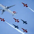 &Scaron;veicarijos oro pajėgų akrobatų komandos &bdquo;Patrouille Suisse&ldquo; lydimas lėktuvas &bdquo;Airbus A320&ldquo; 
