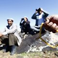Turkijos kardai prie sienos stebi mū&scaron;ius Kobanėje, o &scaron;alia esanti moteris meldžiasi