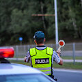Naktinio reido Vilniuje metu nustatyti be teisių ar valstybinių numerių važiavę vairuotojai