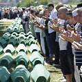 Tūkstančiai žmonių mini Srebrenicos žudynių aukų atminimą