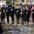Žmonės laiko žvakes vietoje, kurioje bandė susideginti prie&scaron; vyriausybę protestavęs lenkas
